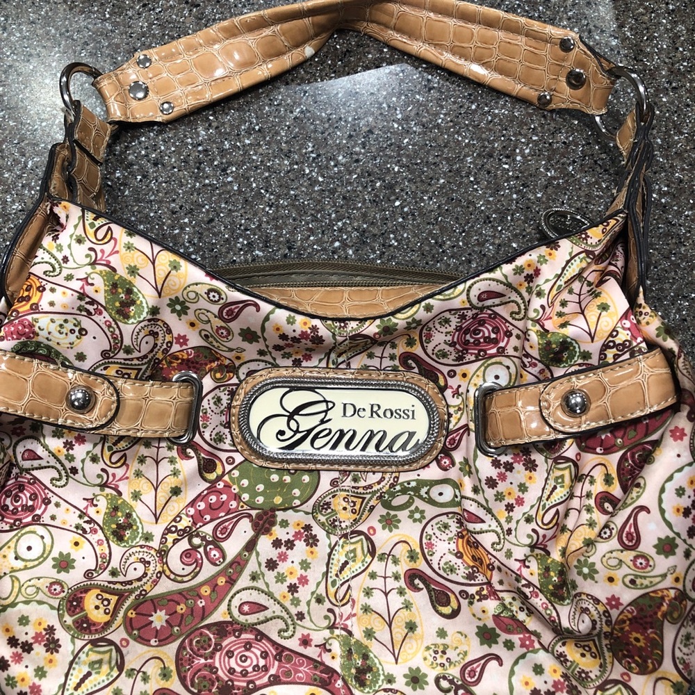 Great shape purse.  Non smoking home.  Great for work or casual